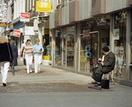 118282 Gezicht in de Bakkerstraat te Utrecht met rechts de straatmuzikant Dirk van Oostveen.